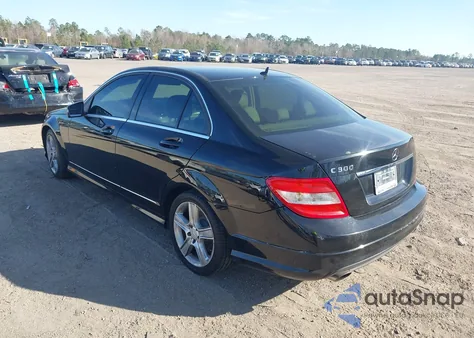 2010 Mercedes-Benz C 300 Luxury/Sport z USA, uszkodzony, nr VIN WDDGF5EB9AR086173
